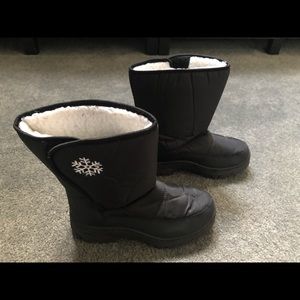 Ladies snow boots. Like-new.